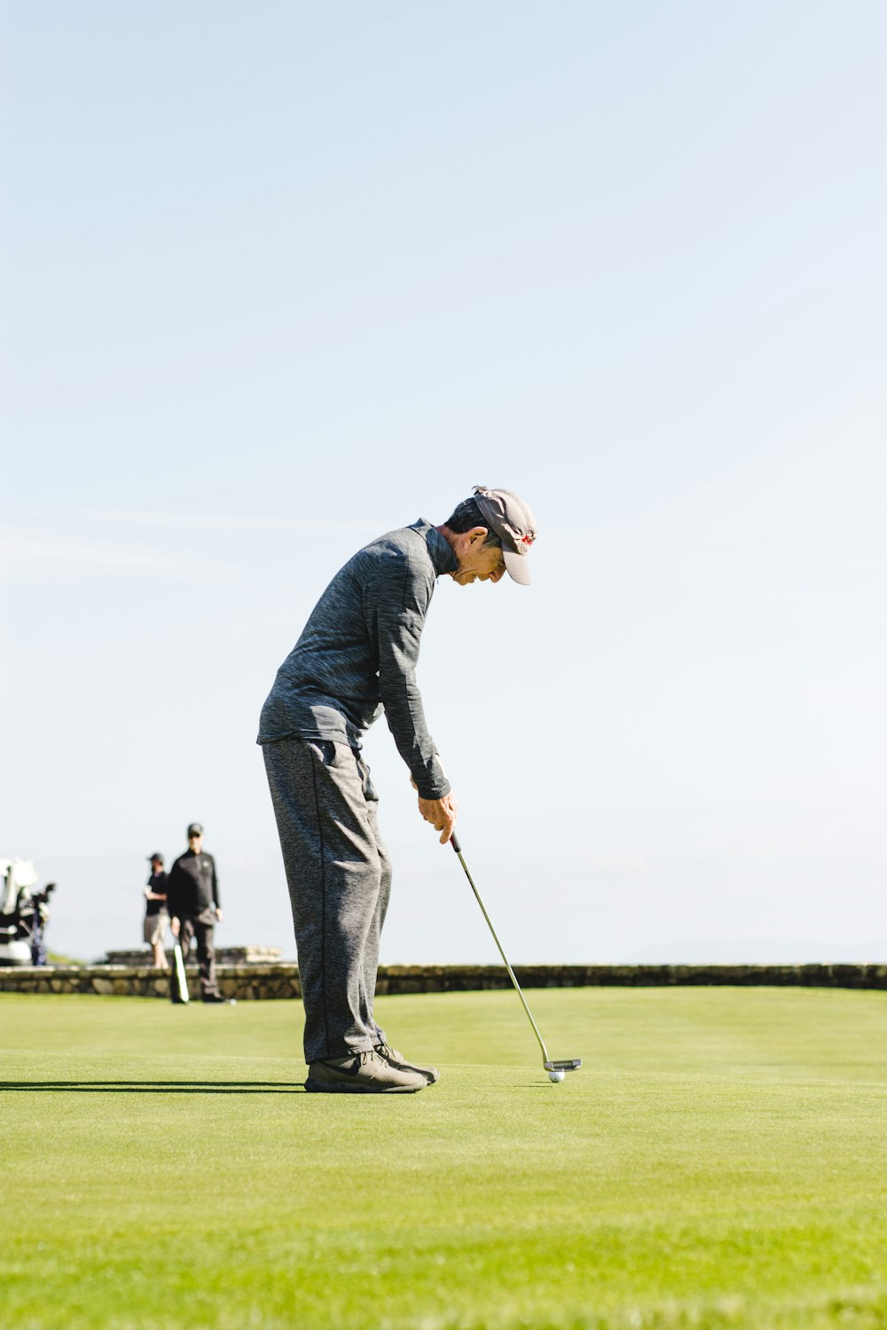 hombre jugando al golf