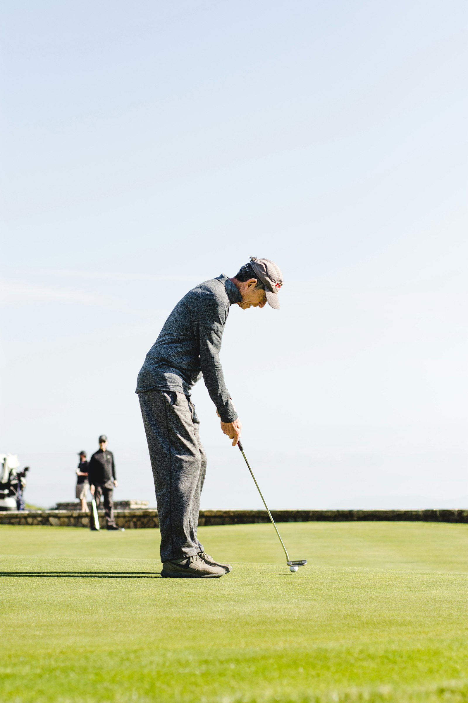 Nikon D7200 + Nikon AF Nikkor 50mm F1.8D sample photo. Man playing golf photography