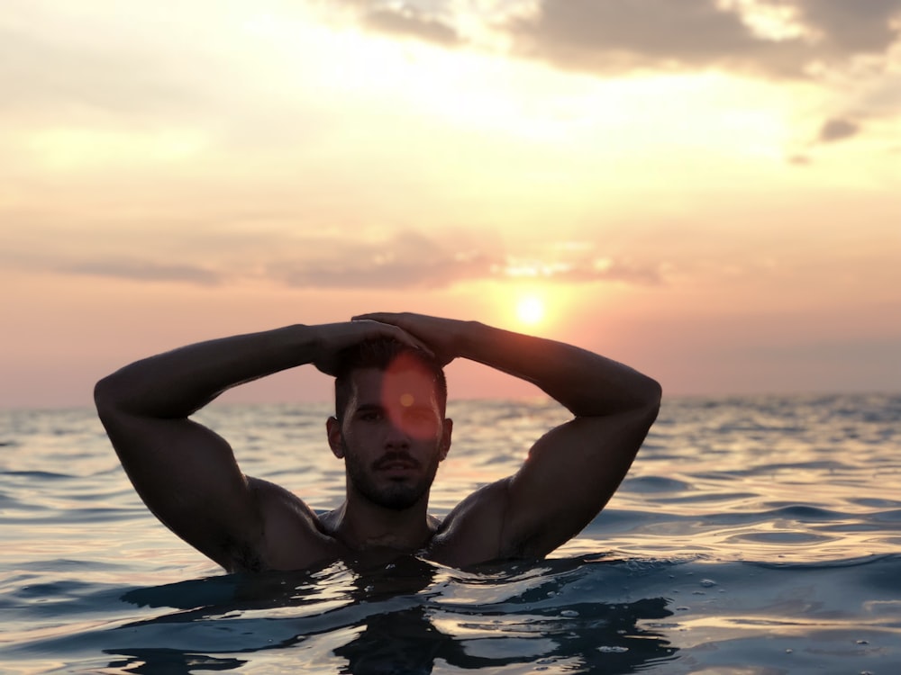 l’homme dans l’eau