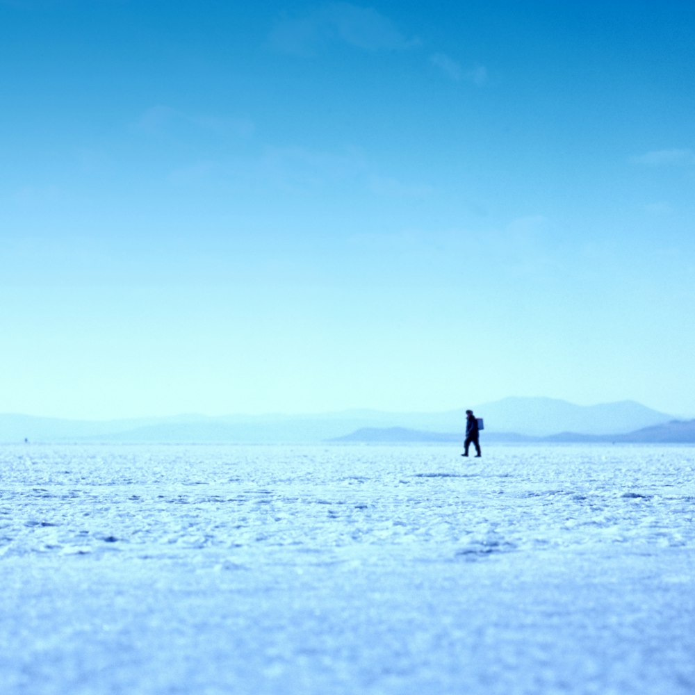 photo de personne marchant sur un champ de glace