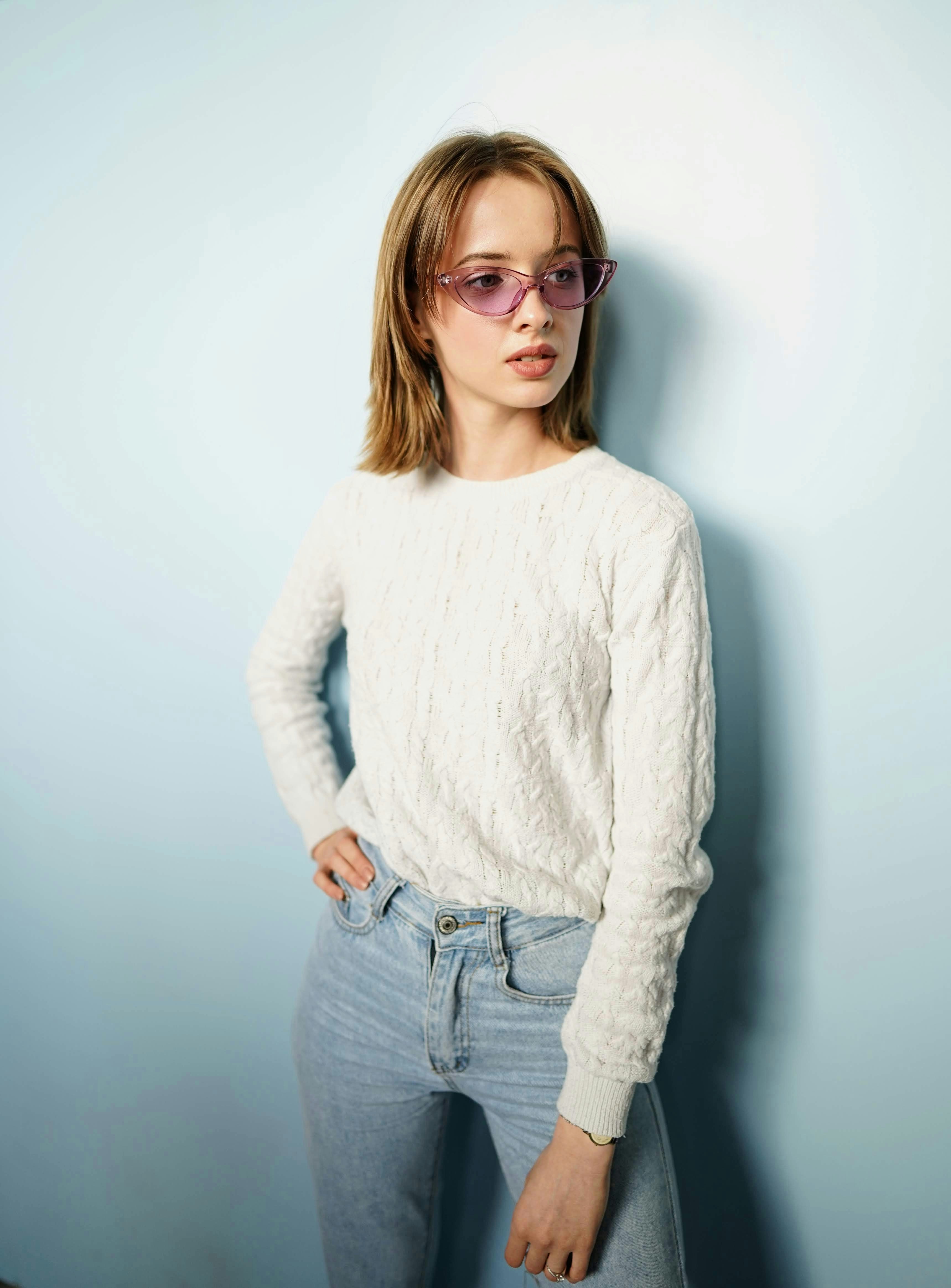 白いトレーナーを着ている女性の写真 Unsplashで見つけるミラノの無料写真