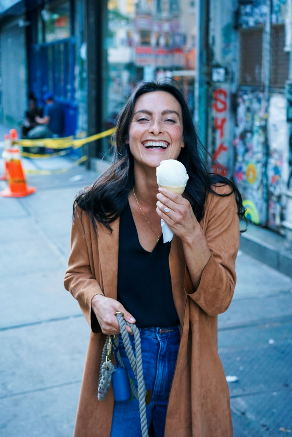 Mujer sosteniendo helado