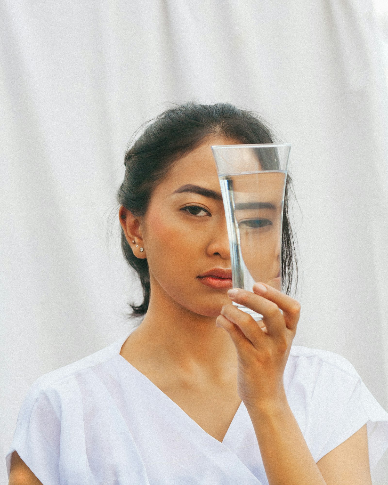 Canon EOS 5D + Canon EF 85mm F1.8 USM sample photo. Woman holding drinking glass photography