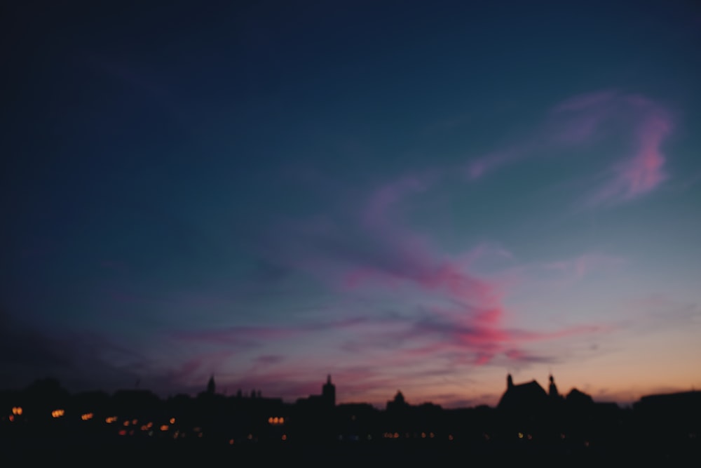 silhouette de bâtiments au coucher du soleil