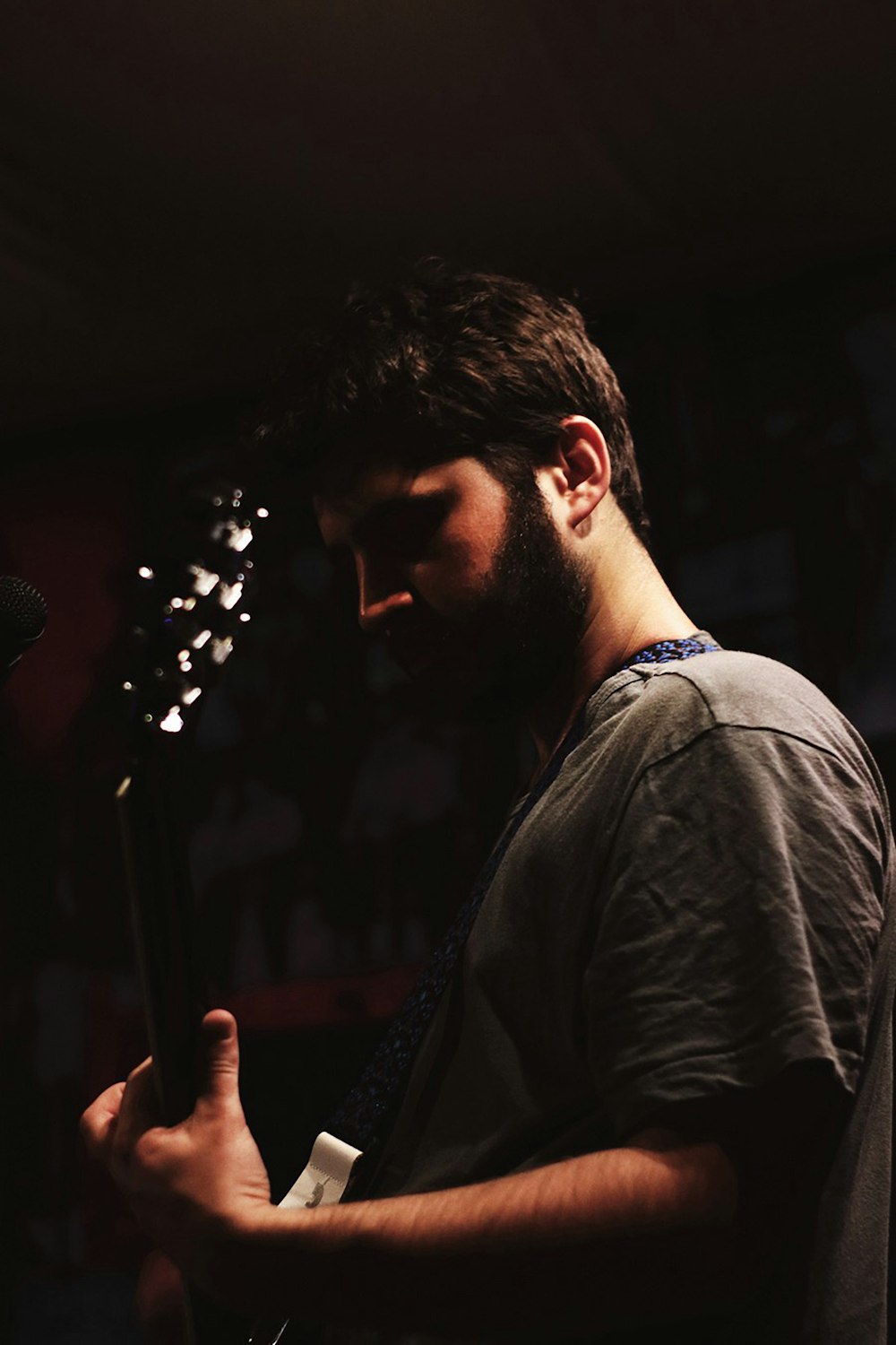 hombre tocando la guitarra