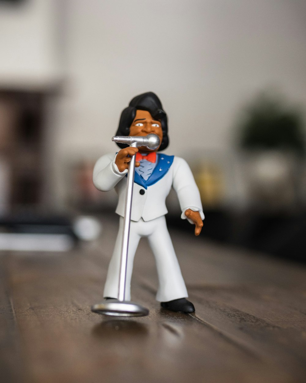 Hombre cantando figurita en fotografía de enfoque selectivo