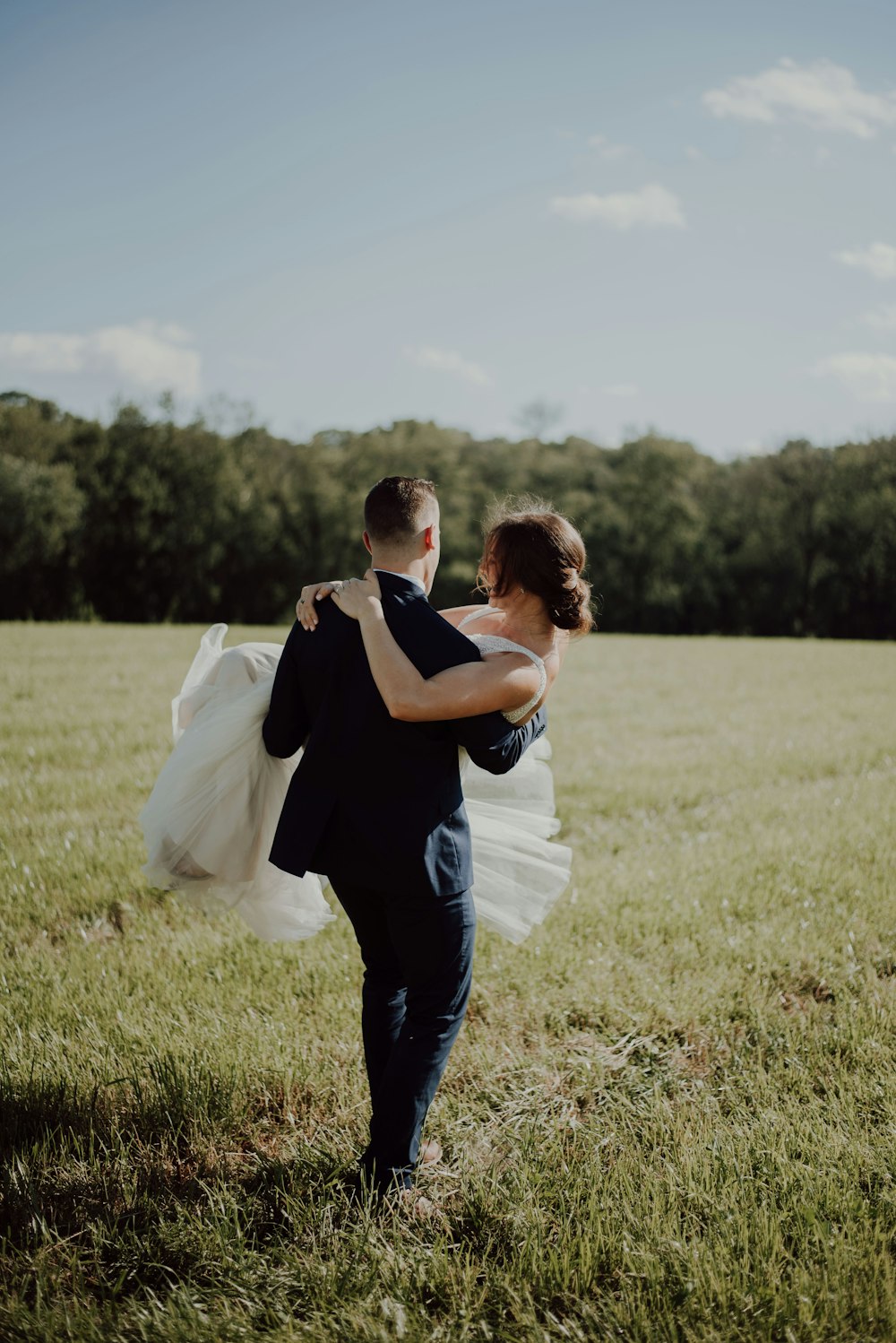 man carrying woman during daytime