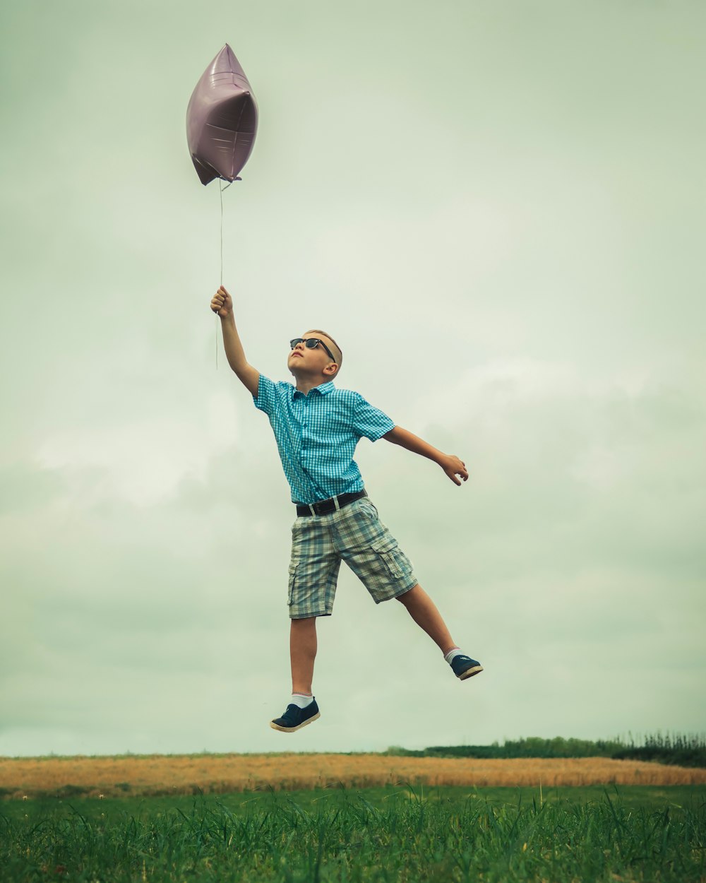 Junge mit grauem Luftballon