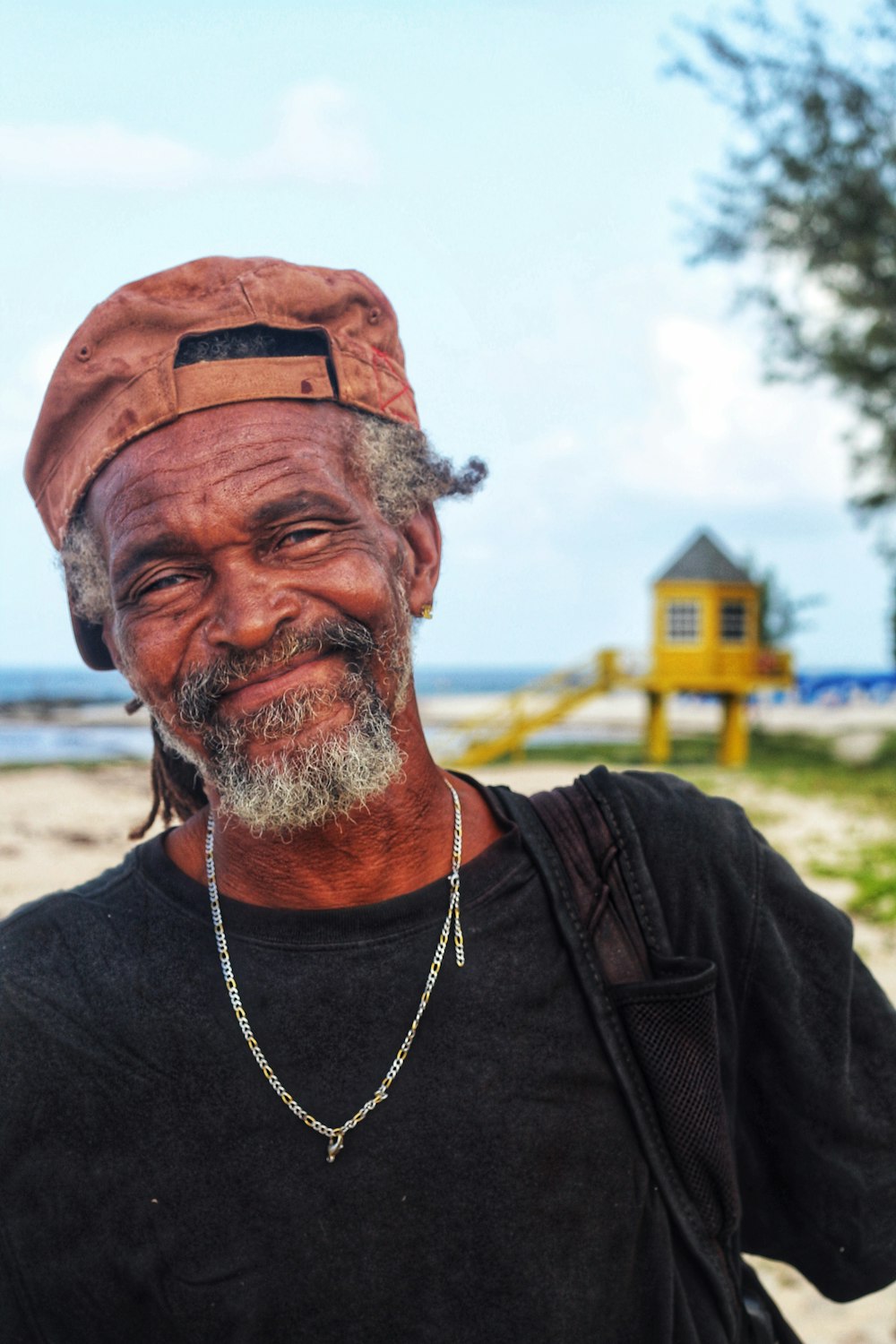 homme portant un collier argenté