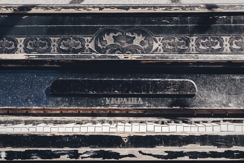 a close up of an old piano with faded paint
