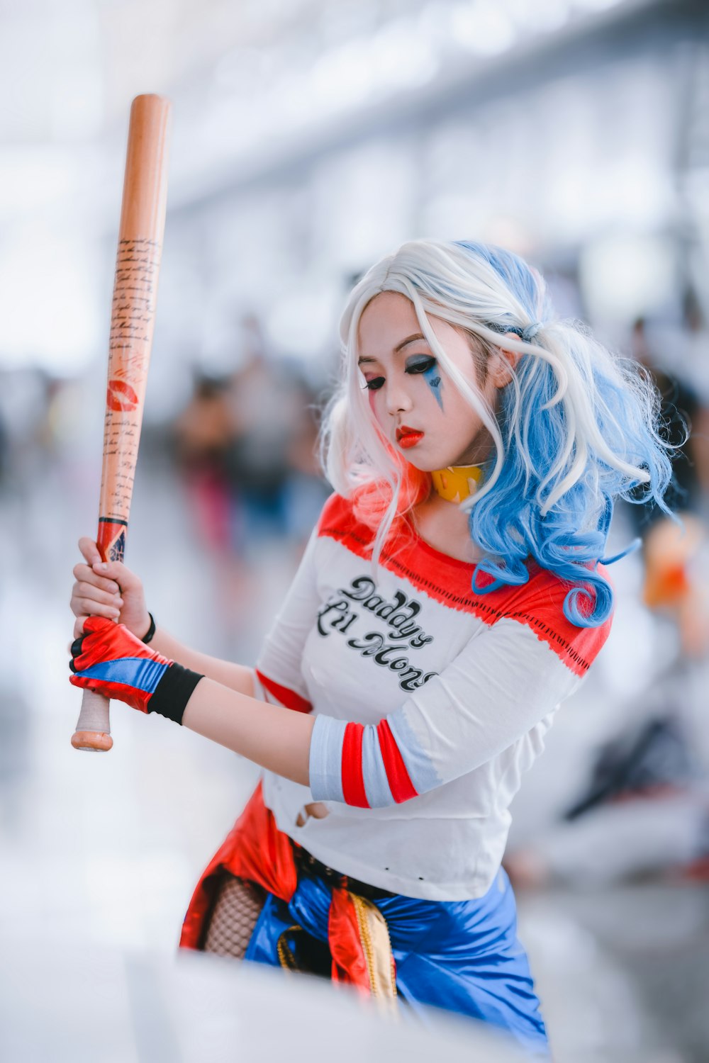 Frau im Harley Quinn Kostüm