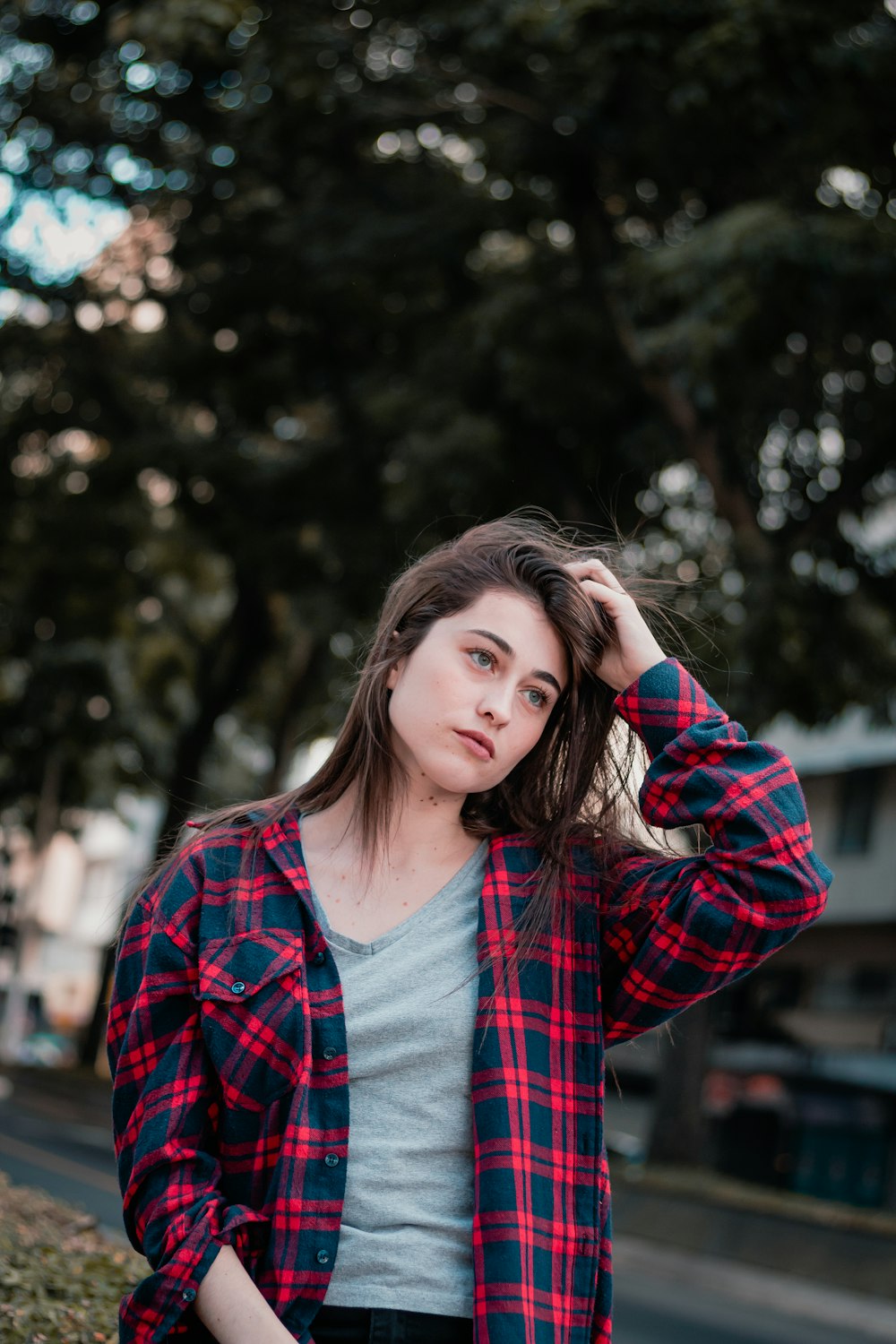 femme portant une chemise rouge et bleue