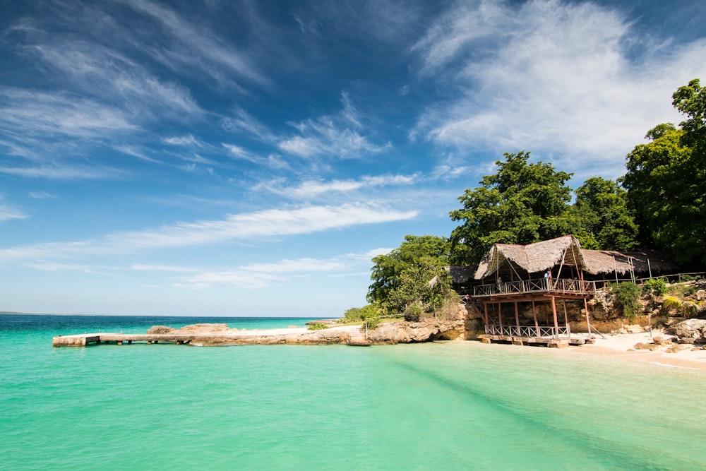 Casa de madera marrón cerca de la playa