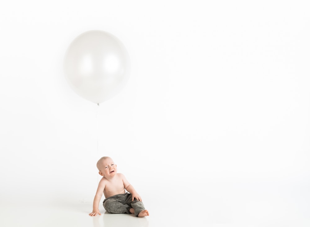 kid wearing gray pants close-up photography