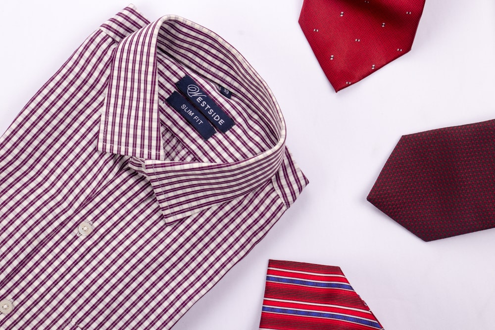 chemise boutonnée à carreaux rouge et blanc