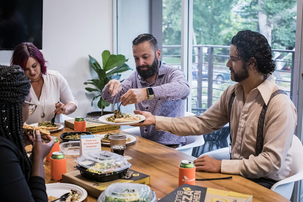 kurumsal adana seyyir toplu yemek catering firması menü sunumu yapan ekip