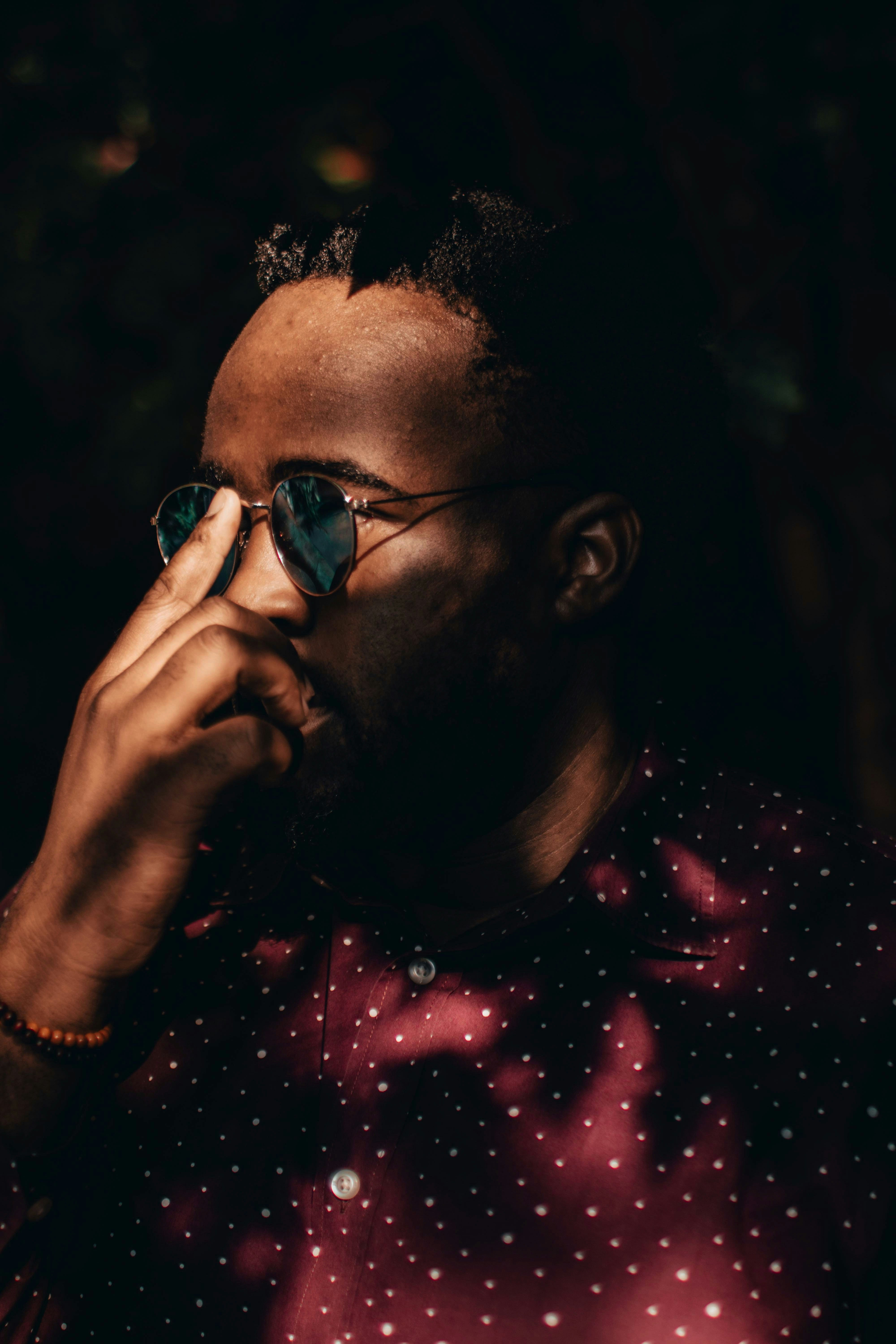 サングラスに触れる男性の写真 Unsplashで見つけるファッションの無料写真