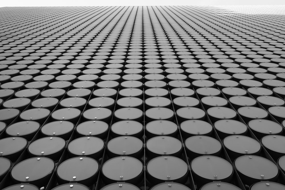 une photo en noir et blanc d’un bâtiment