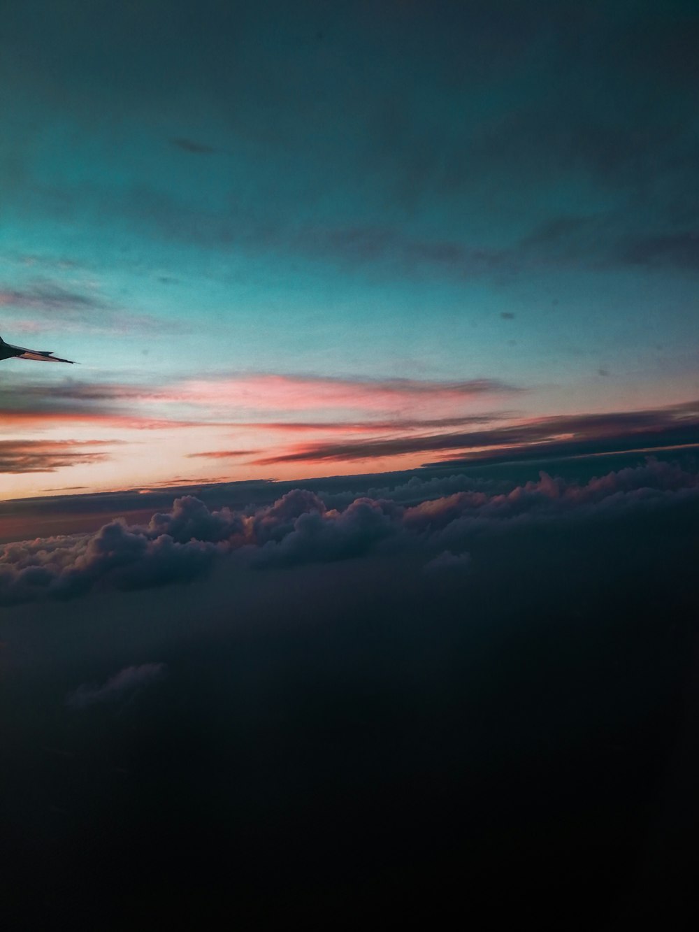 雲の上空を飛ぶ飛行機