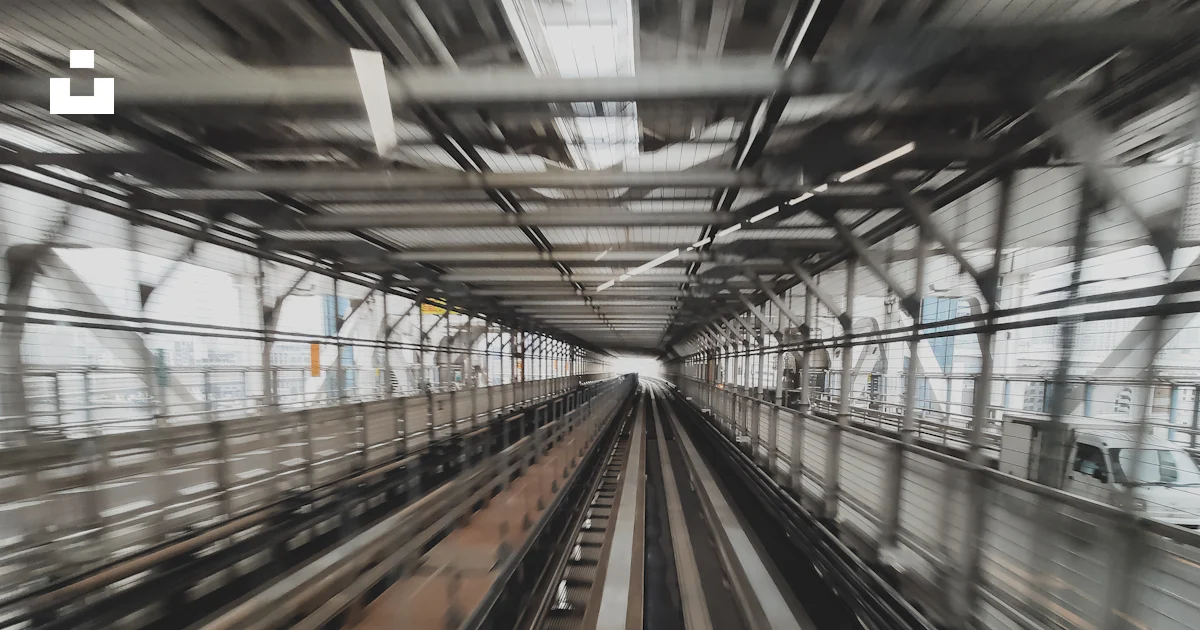 Empty train track photo – Free City Image on Unsplash