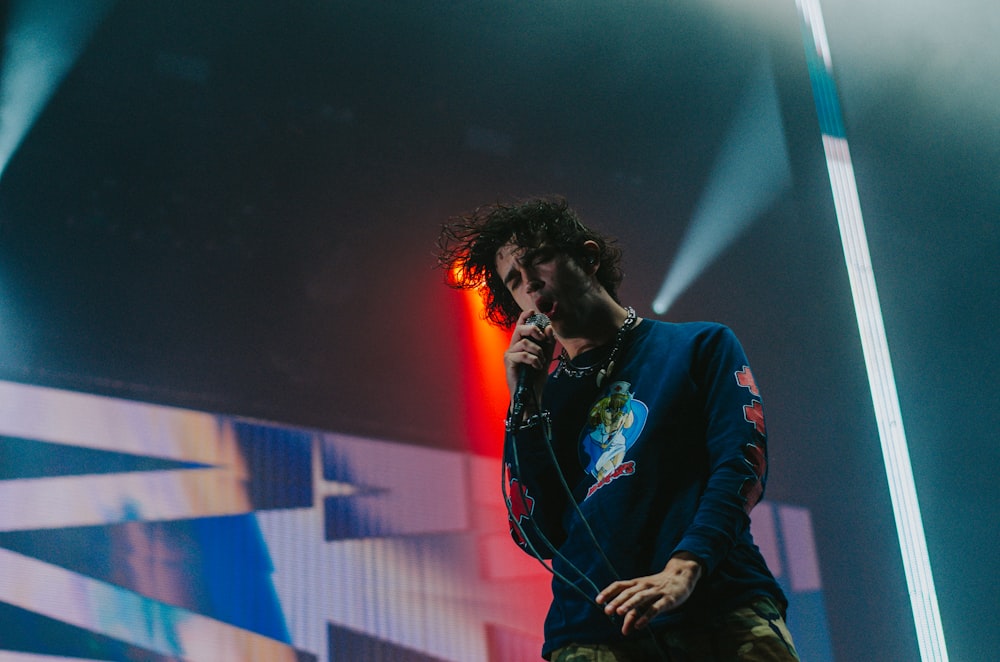 uomo che canta sul palco