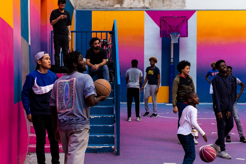 hombre sosteniendo una pelota de baloncesto