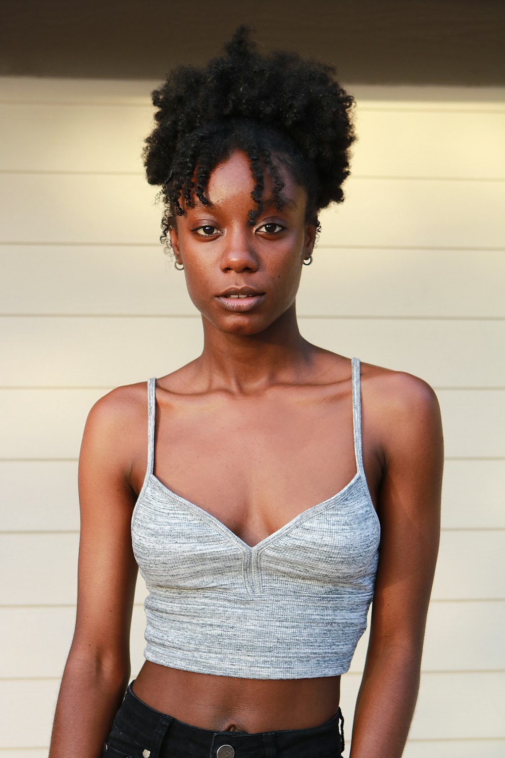 woman wearing gray spaghetti strap top