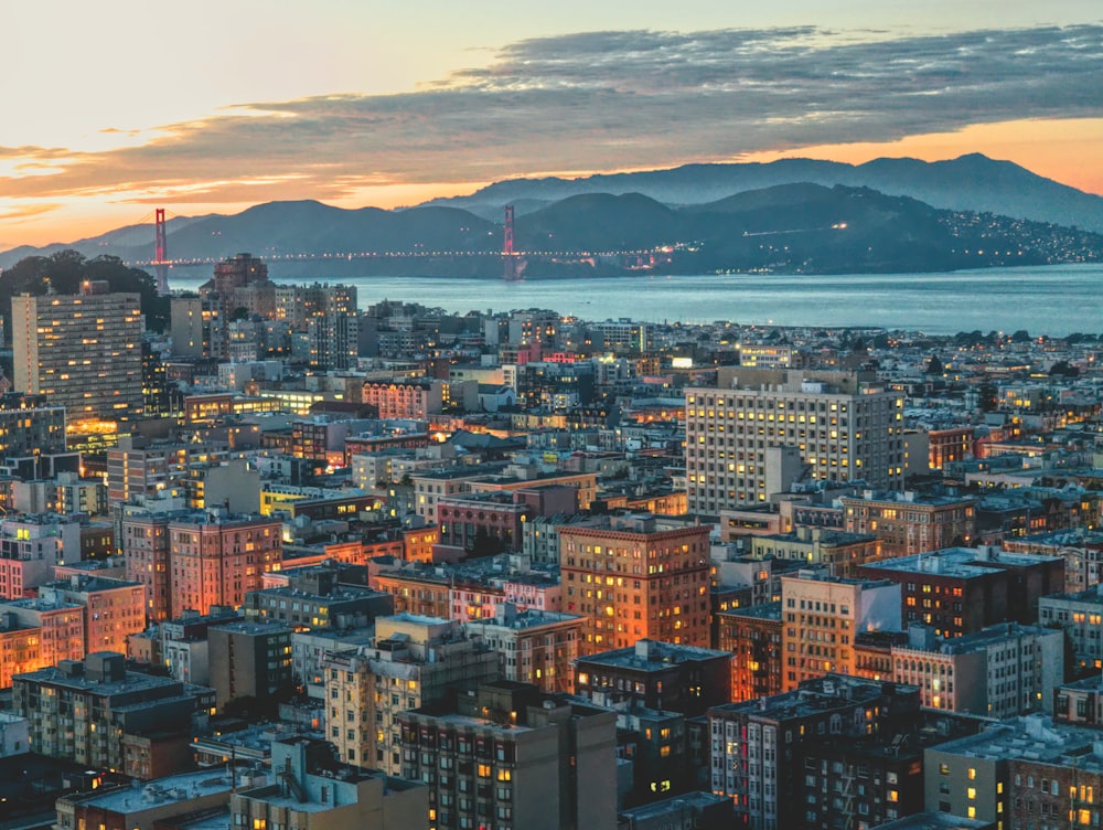 Vista panorâmica de edifícios variados em uma cidade