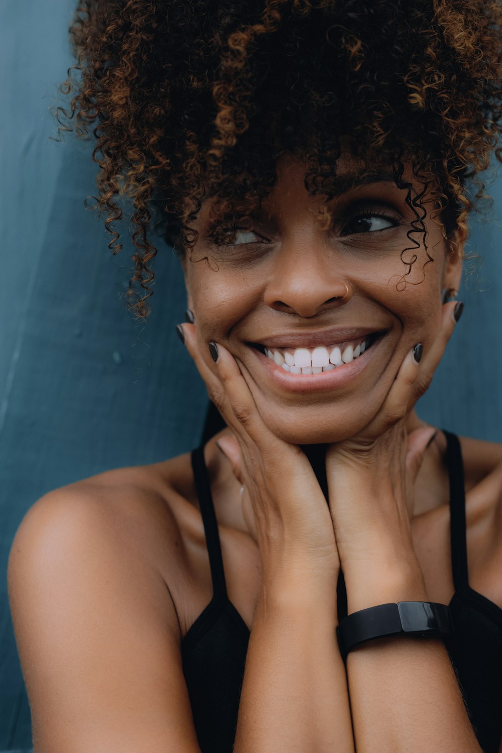 mujer sonriente