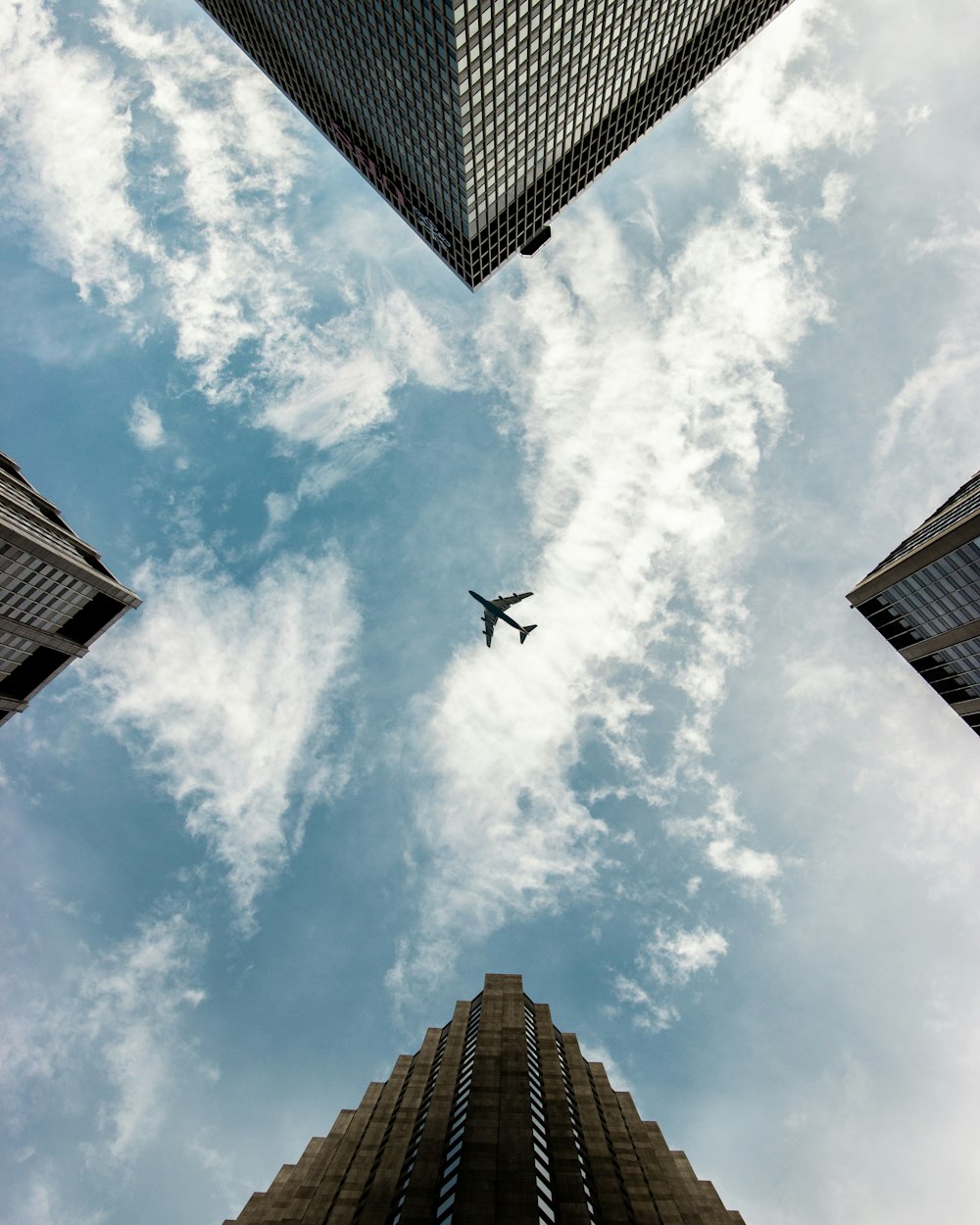 Avião acima da cidade durante o dia