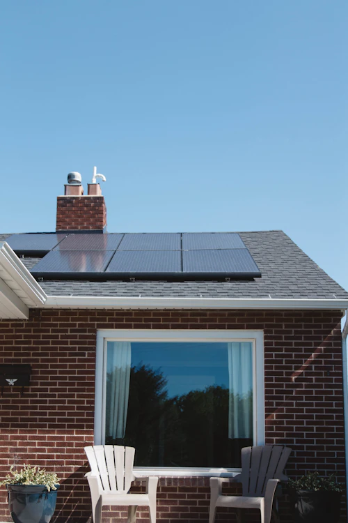 Casa con paneles solares instalados en el techo