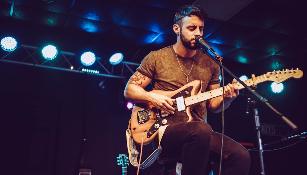 man wears brown crew-neck Tshirt