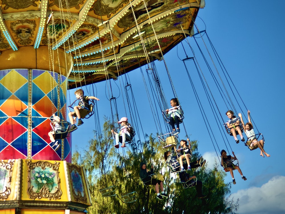 Bambino che cavalca nel parco divertimenti durante il giorno