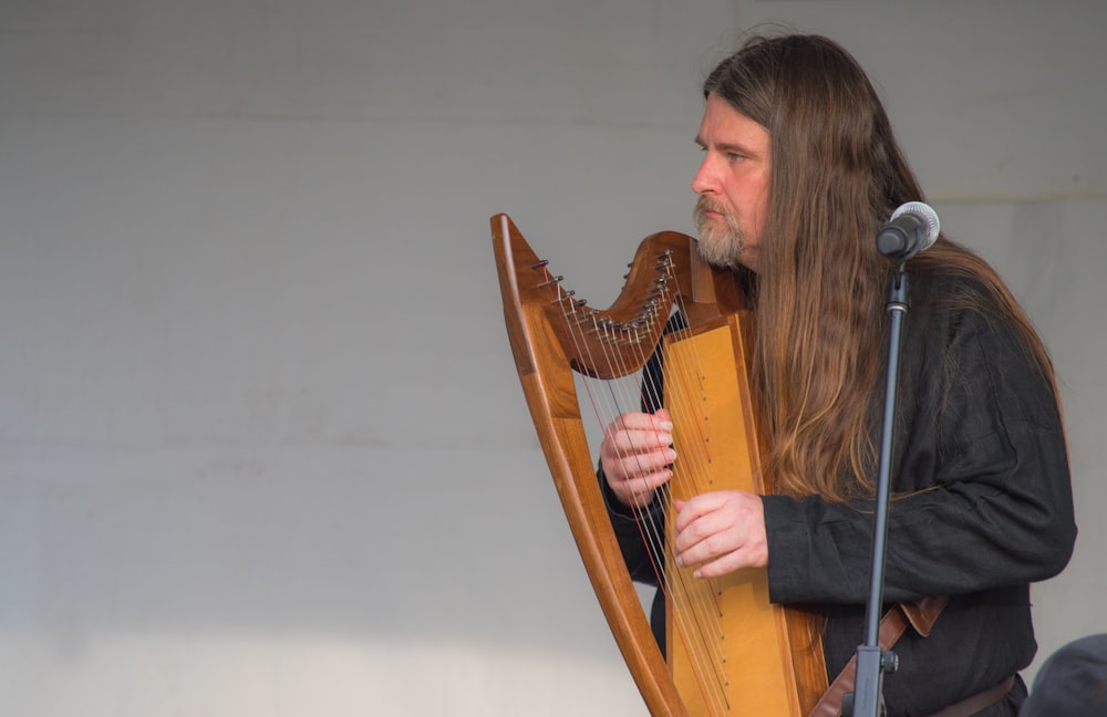 homme jouant de la harpe