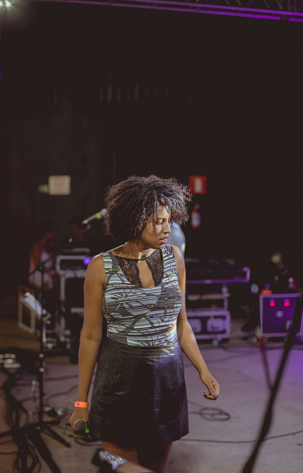 woman wearing grey tank top