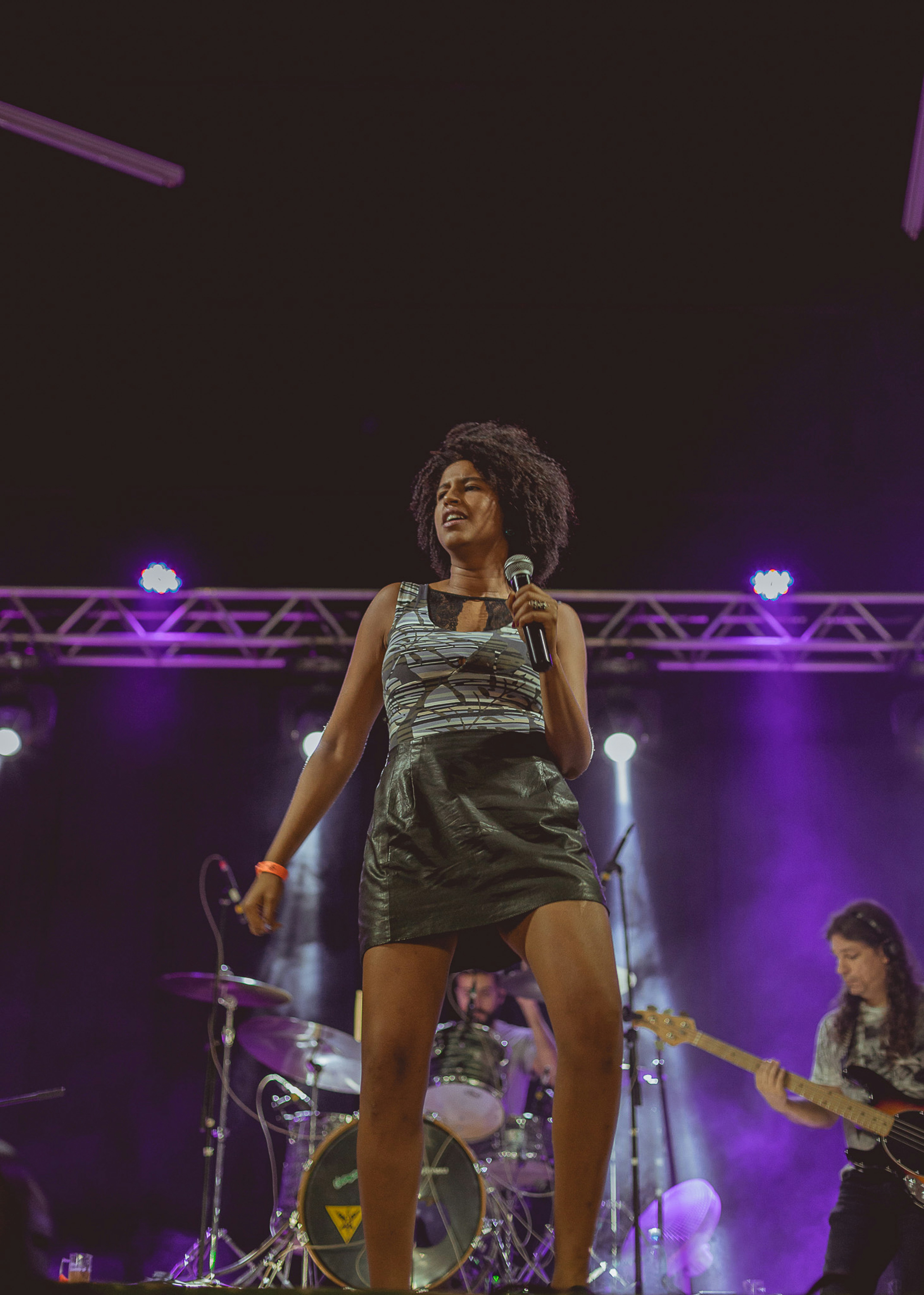 灰色のタンクトップを着た女性