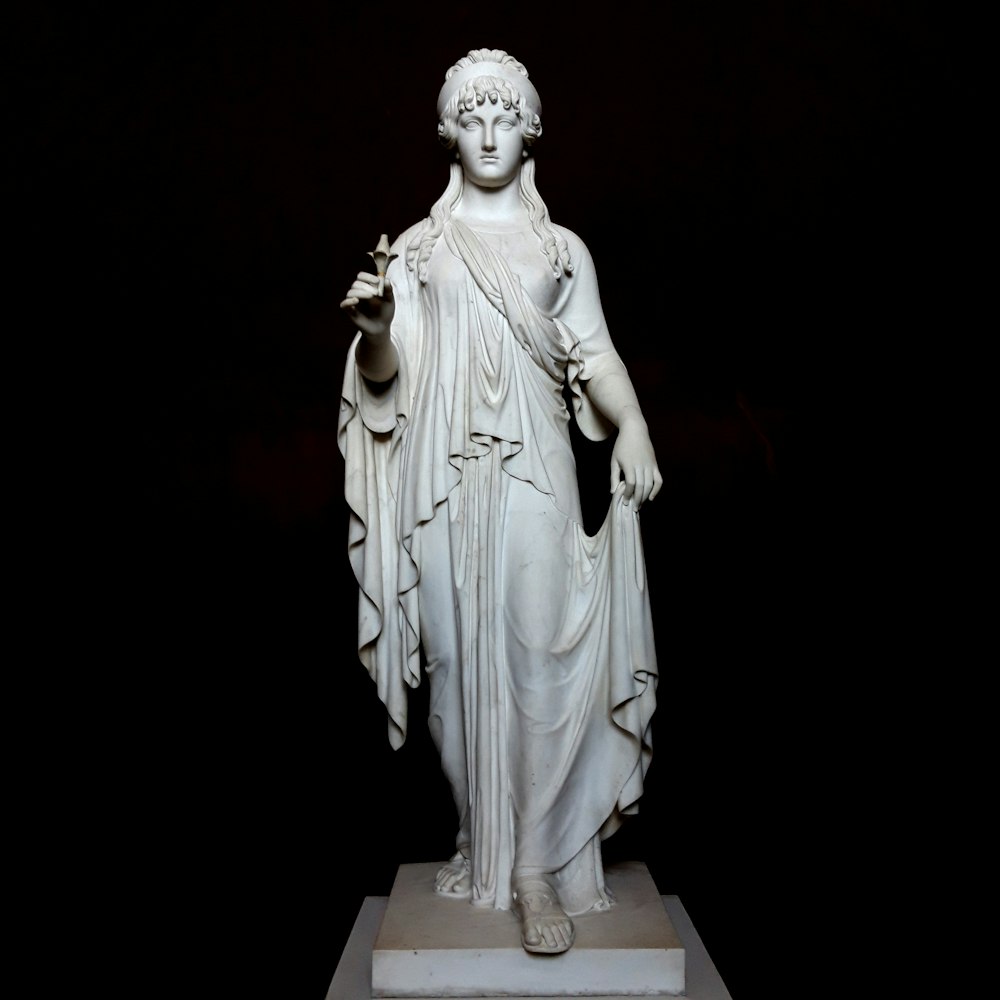 estatua femenina de hormigón gris