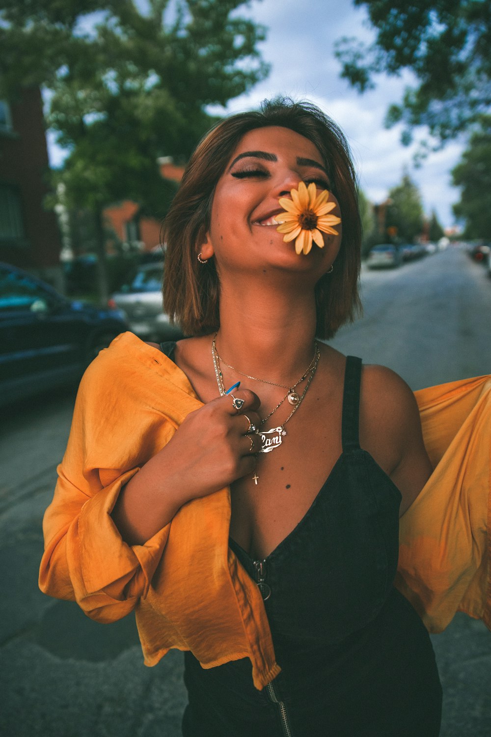 mulher sorrindo com flor na boca