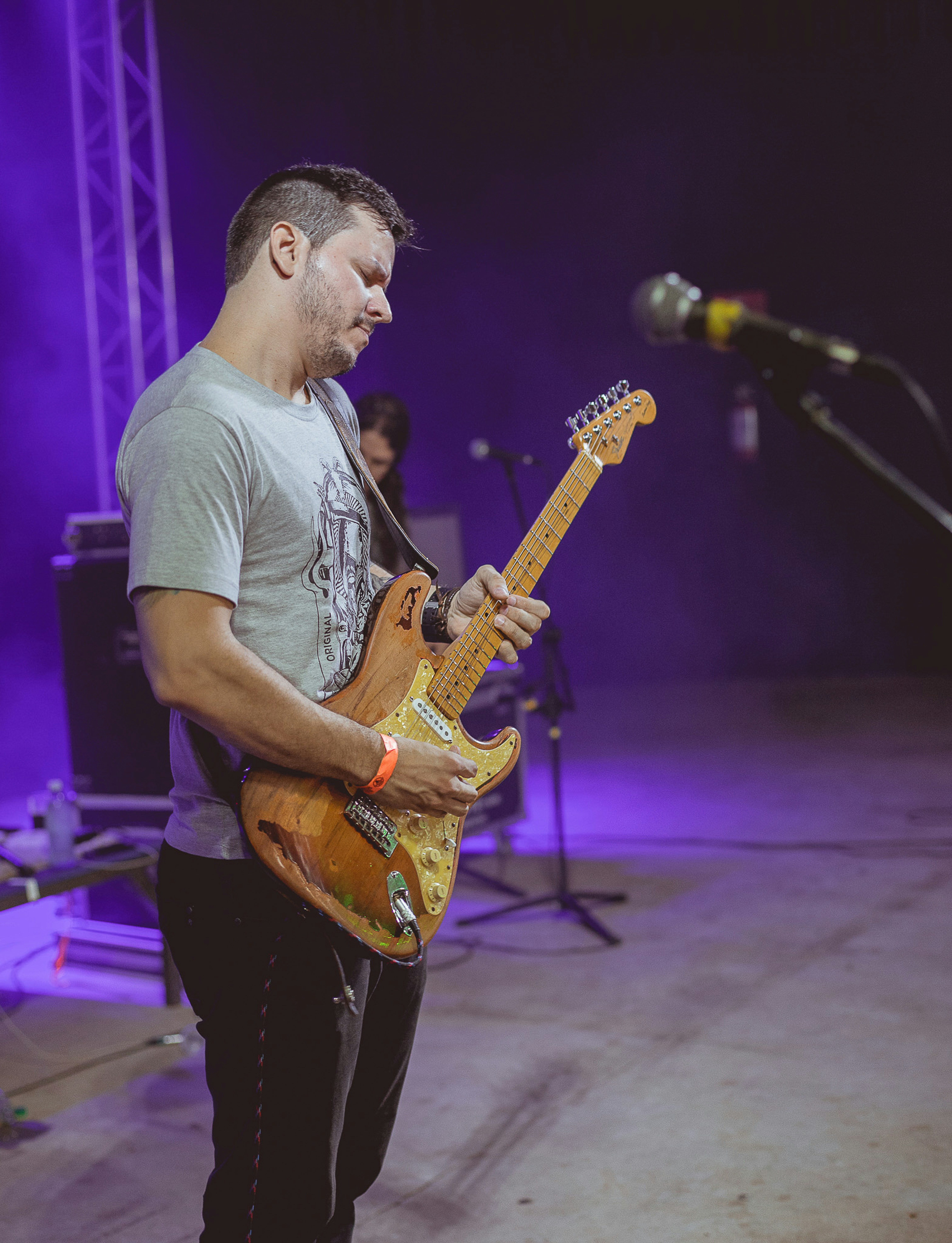 Pria tampil bermain gitar