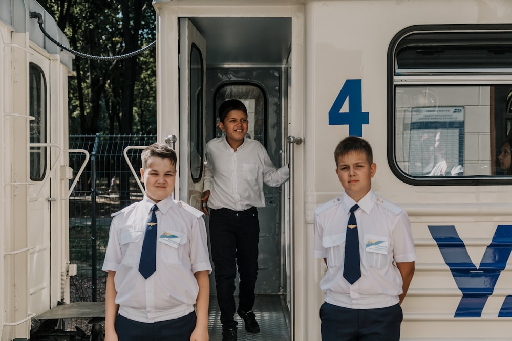 Trois hommes près d’un bus