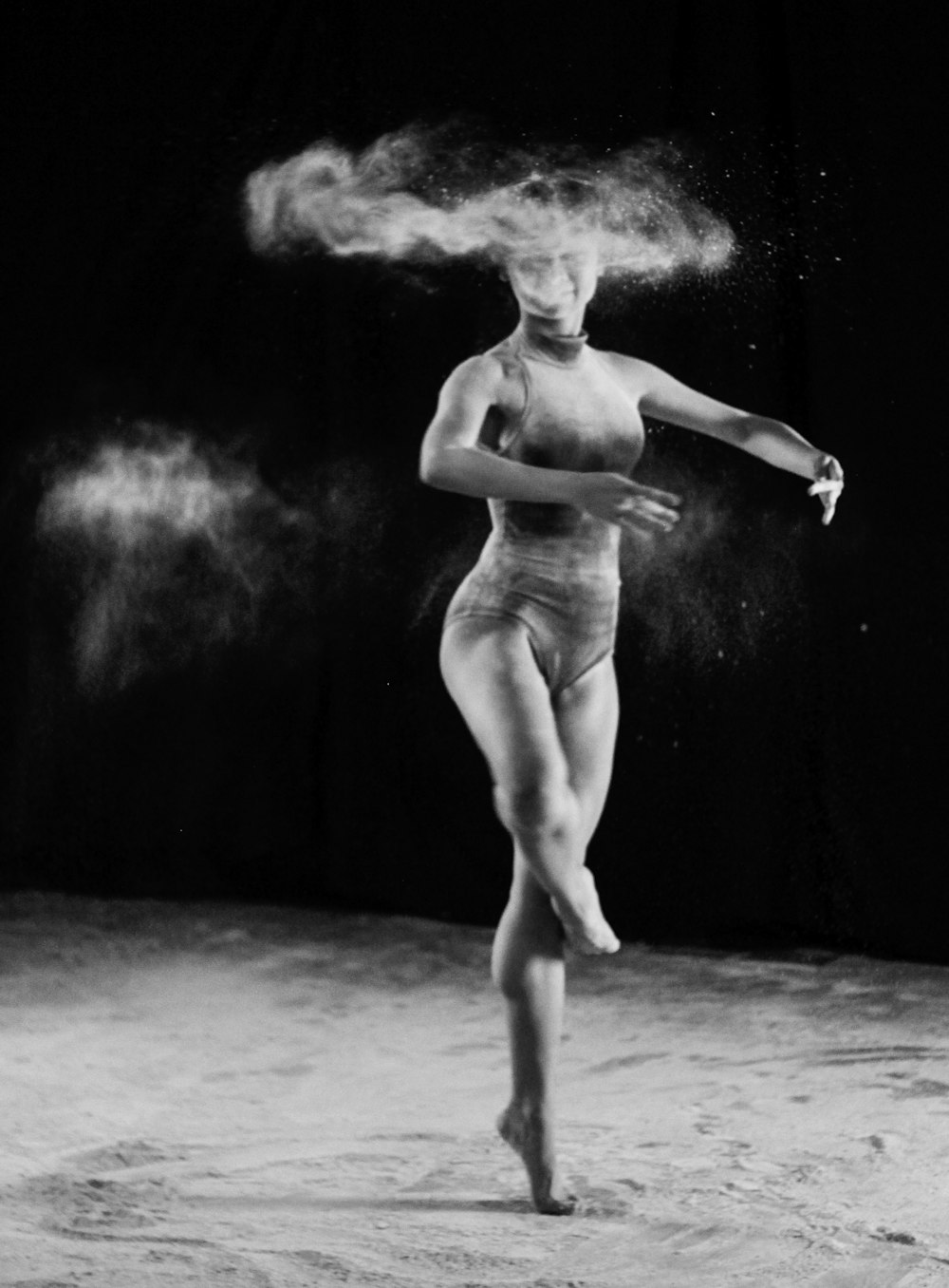 Photographie en niveaux de gris d’une femme dansante
