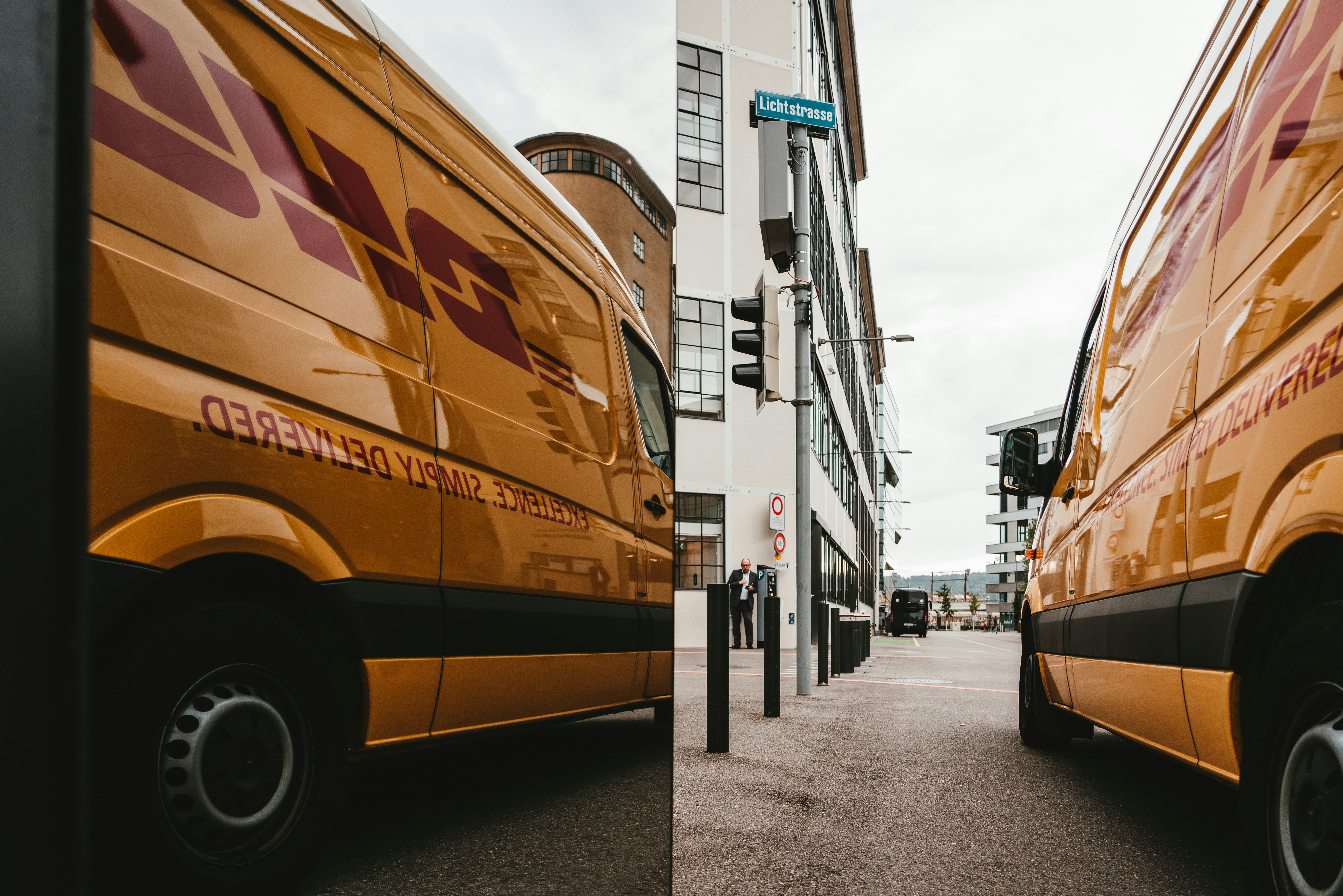 Comparison of Same Day Shipping vs. Traditional Delivery Methods