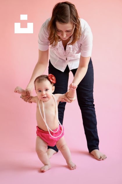donna a piedi nudi in piedi e che assiste il bambino mentre cammina photo –  Photo Humain Gratuite sur Unsplash