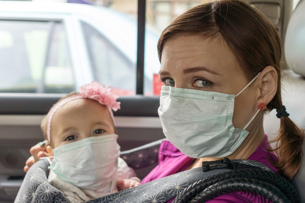 車内に座る女性と子供