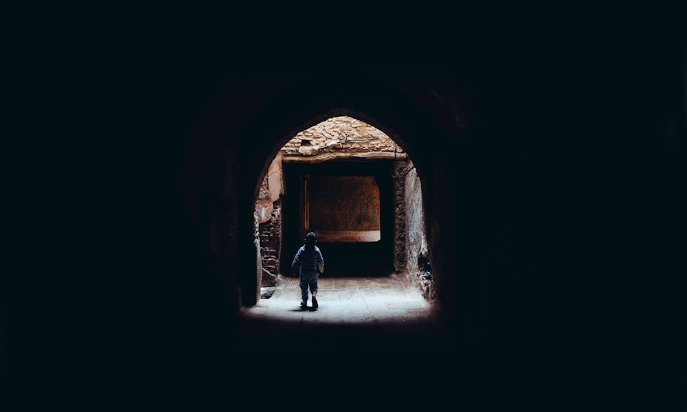 enfant en bas âge debout à l’intérieur