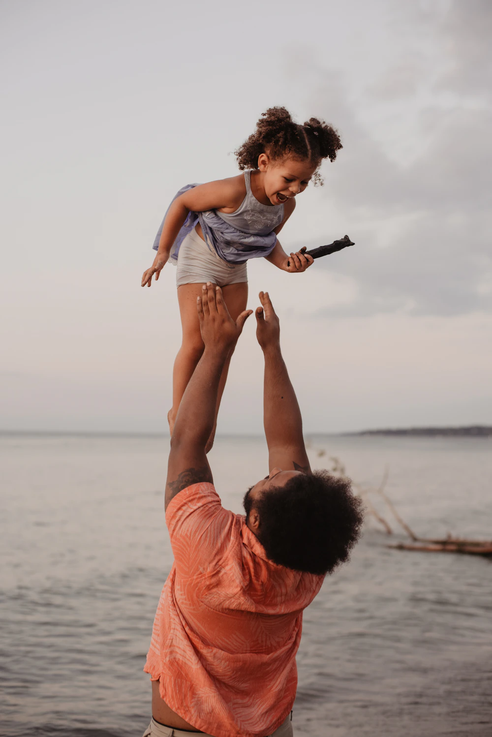 Pai brincando com sua filha em uma praia no estado de Nova York, nos Estados Unidos