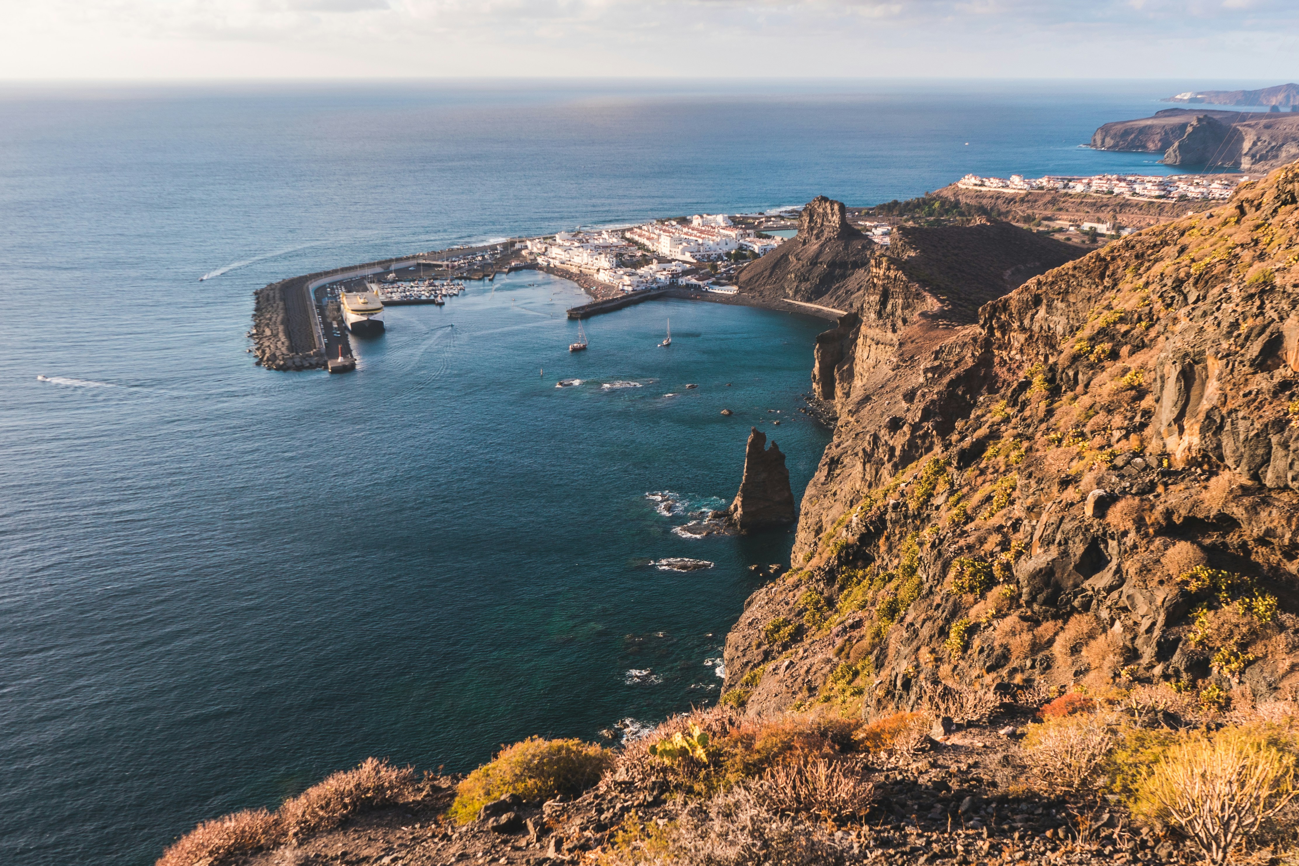 Formation rocheuse brune au bord de la mer pendant la journée