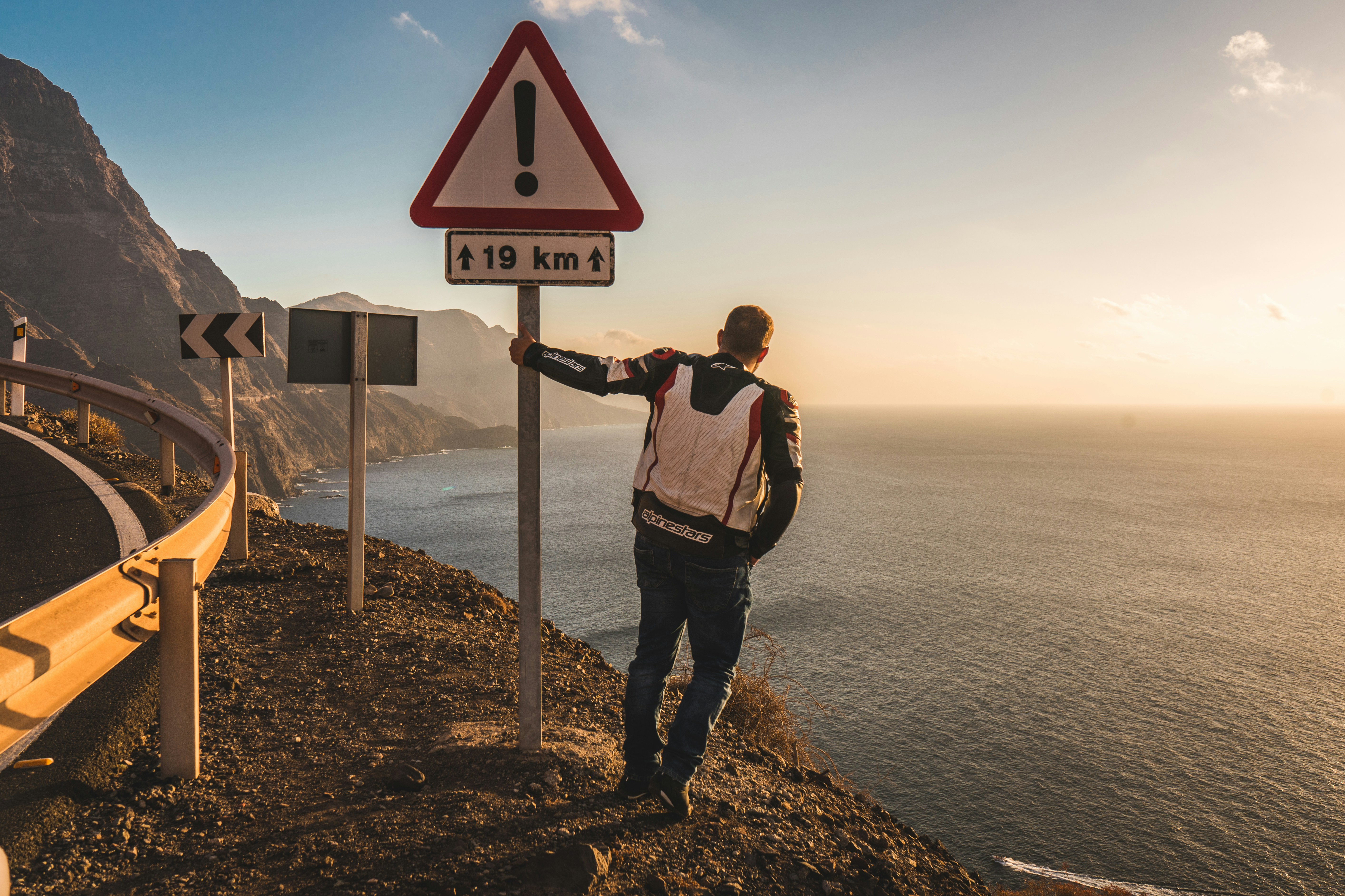 homme debout sur la signalisation de rue