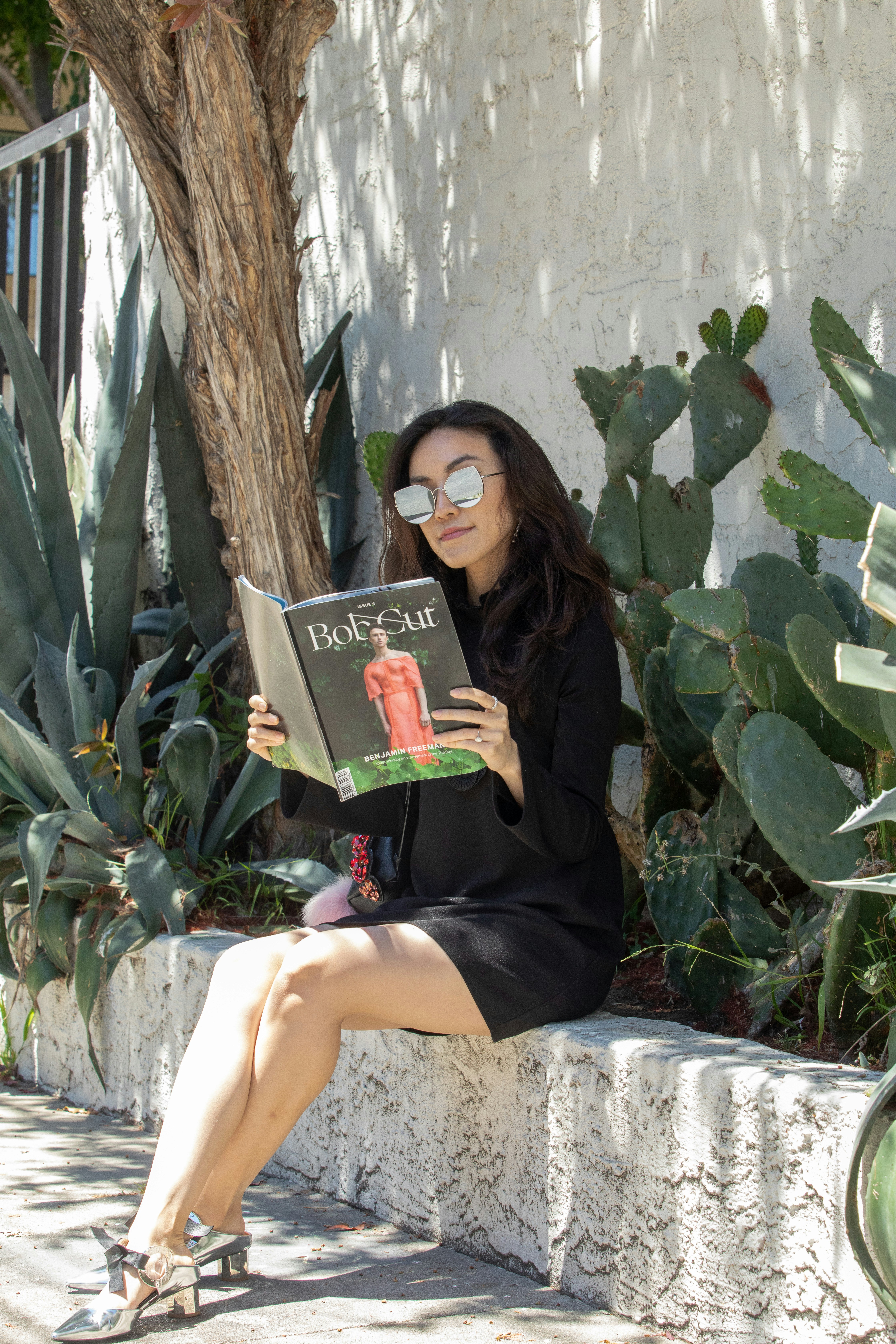 本を読む女性の写真 Unsplashで見つけるグレーの無料写真