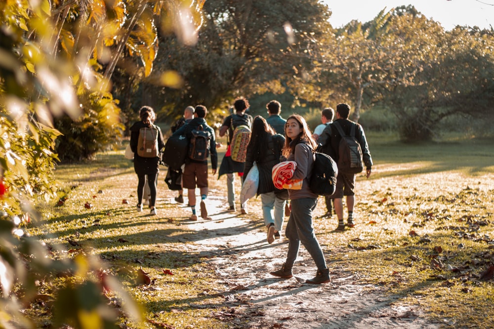 hombres y mujeres caminando por un sendero que conduce al Tres